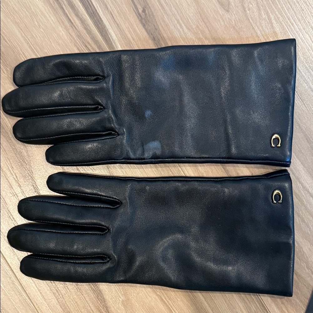 Coach Black Leather Gloves with Signature 'C' Accent NWOT 6 1/2 - Picture 2 of 5